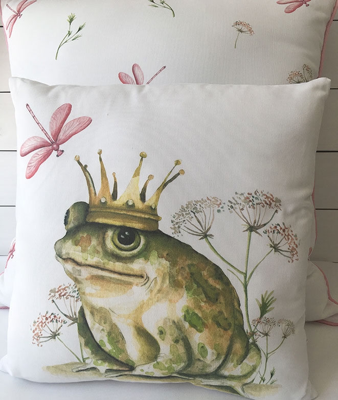https://ilmondodialex.net/15745/frog-personalized-pillow.jpg